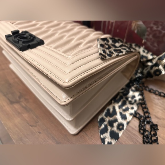 Elegant Beige Quilted Bag with Leopard Bag Scarf - Picture 7 of 12